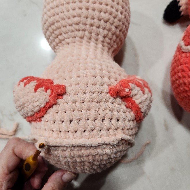 Crochet a tail for the amigurumi flamingo