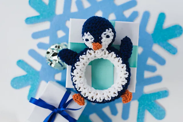Free crochet baby penguin rattle pattern