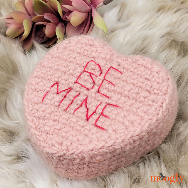 Free crochet heart box with lid pattern