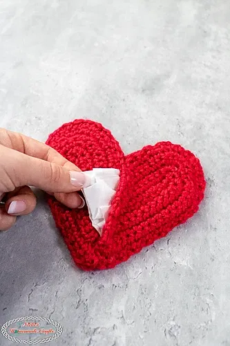 Free crochet heart pouch pattern