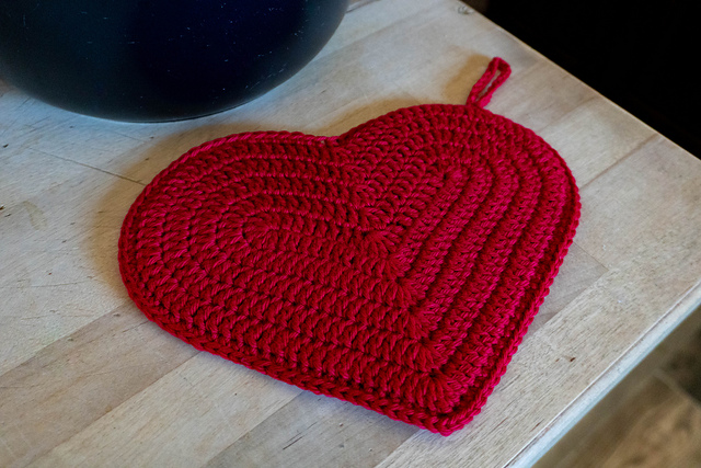 Heart hotpad free crochet pattern