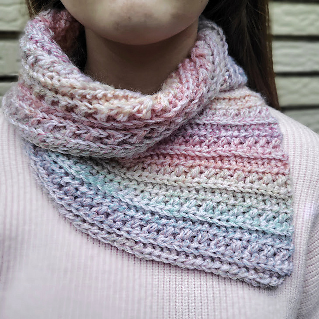 Dreamy Twisted Rib Cowl
Free Crochet Pattern