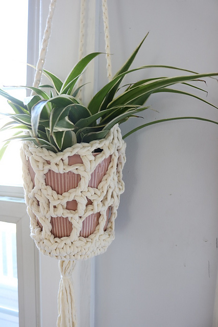 Free crochet boho plant hanger pattern